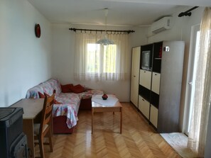 TV - Apartment near the sea (Ugljan)