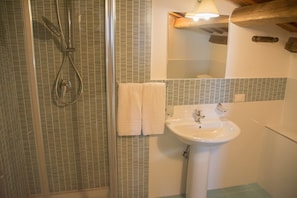 Dusche, Haartrockner, Bidet, Handtücher