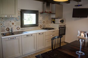 冷蔵庫、電子レンジ、オーブン、コンロ