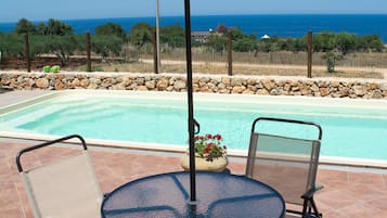 Een buitenzwembad en een verwarmd zwembad