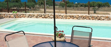 Una piscina al aire libre, una piscina climatizada