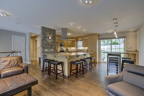 Interior - DEAL! NINO'S CAFE  EXECUTIVE SUITE-CHEF'S KITCHEN, AMAZING LOCATION & COZY (Omaha)