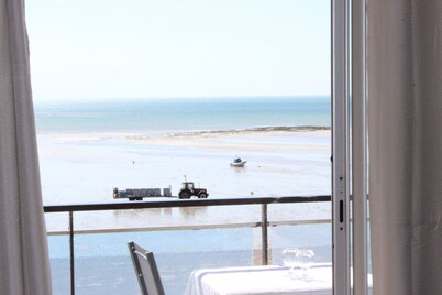EXCEPTIONAL SEA VIEW! IDEAL AS A COUPLE FOR A RELAXING AND COMFORTING STAY.