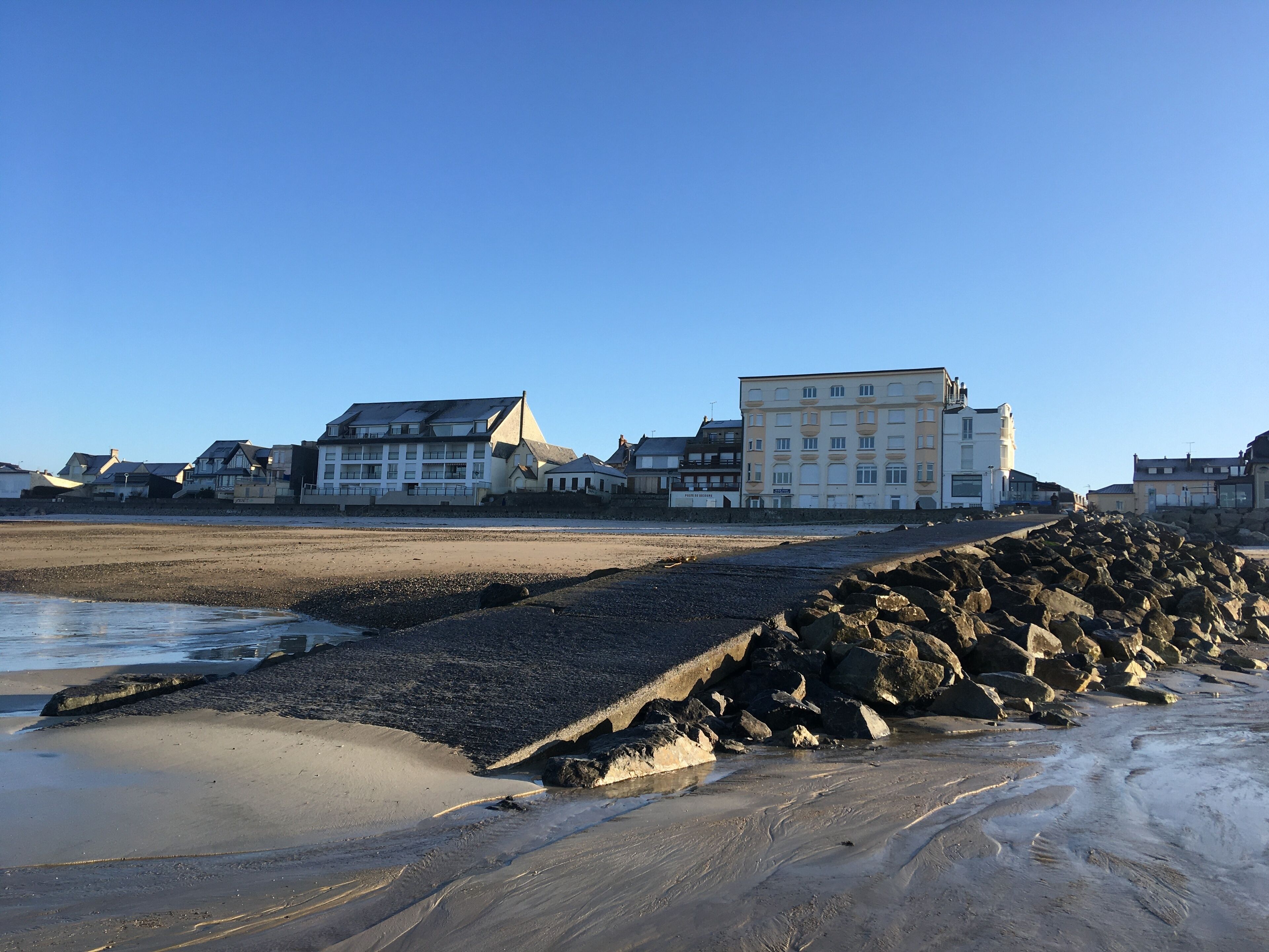 L'immeuble  dans son environnement : plein centre de Coutainville, tout à pied!
