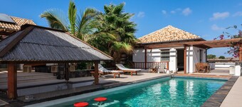 Beautiful Villa with Pool, Pool Bar, Terraces & Wi-Fi
