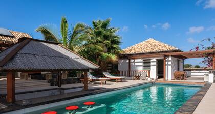 Beautiful Villa with Pool, Pool Bar, Terraces & Wi-Fi