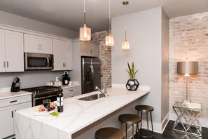 Réfrigérateur, micro-ondes, four, plaque de cuisson