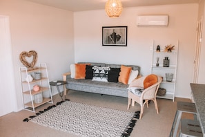 Smart TV, DVD player, books -  GARDEN LOVERS DREAM HOME, With Spectacular Estuary View (Tasman)