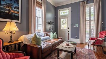 Smart TV, libros y oficina