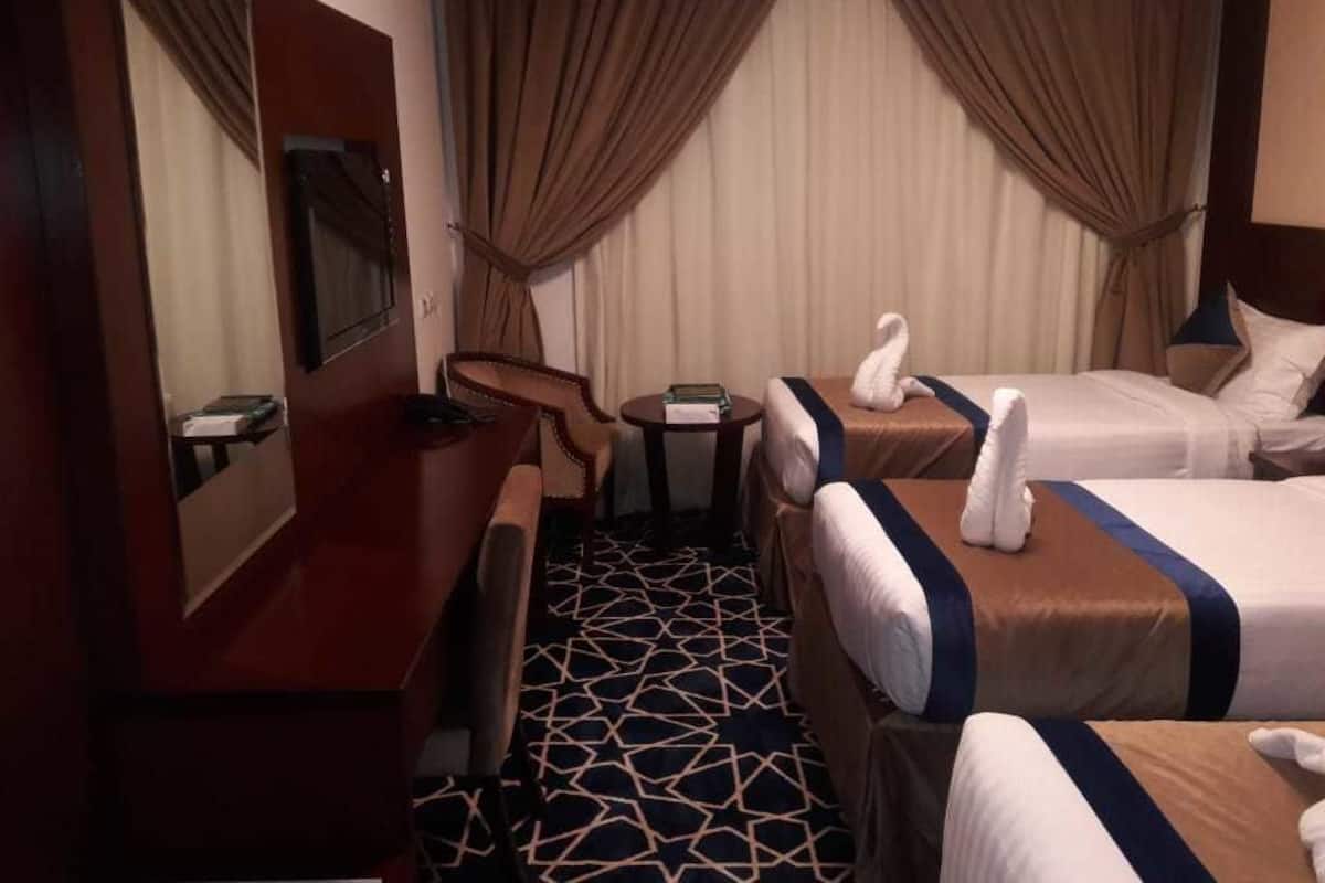 Triple Room | Minibar, iron/ironing board, free WiFi