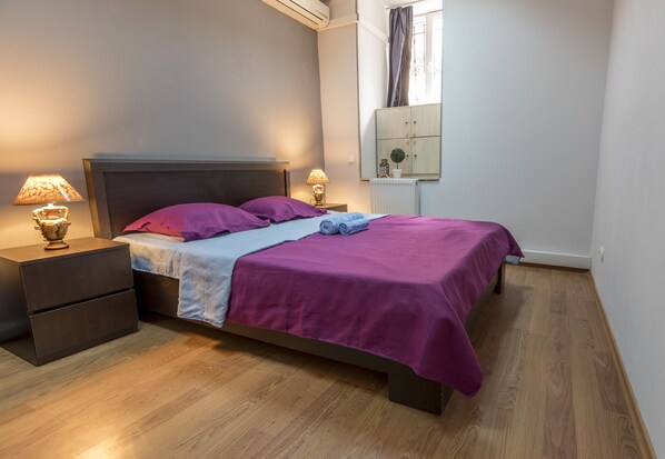 Iron/ironing board, free WiFi, bed sheets