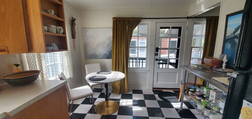 Rhubarb North - Downtown Anchorage historic restored home 