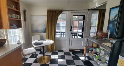 Rhubarb North - Downtown Anchorage historic restored home