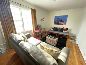 Smart TV, offices - Rhubarb North - Downtown Anchorage historic restored home (Anchorage)