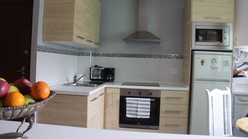 Een koelkast, een magnetron, een oven, een kookplaat