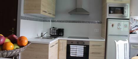 Frigorifero, microonde, forno, piano cottura