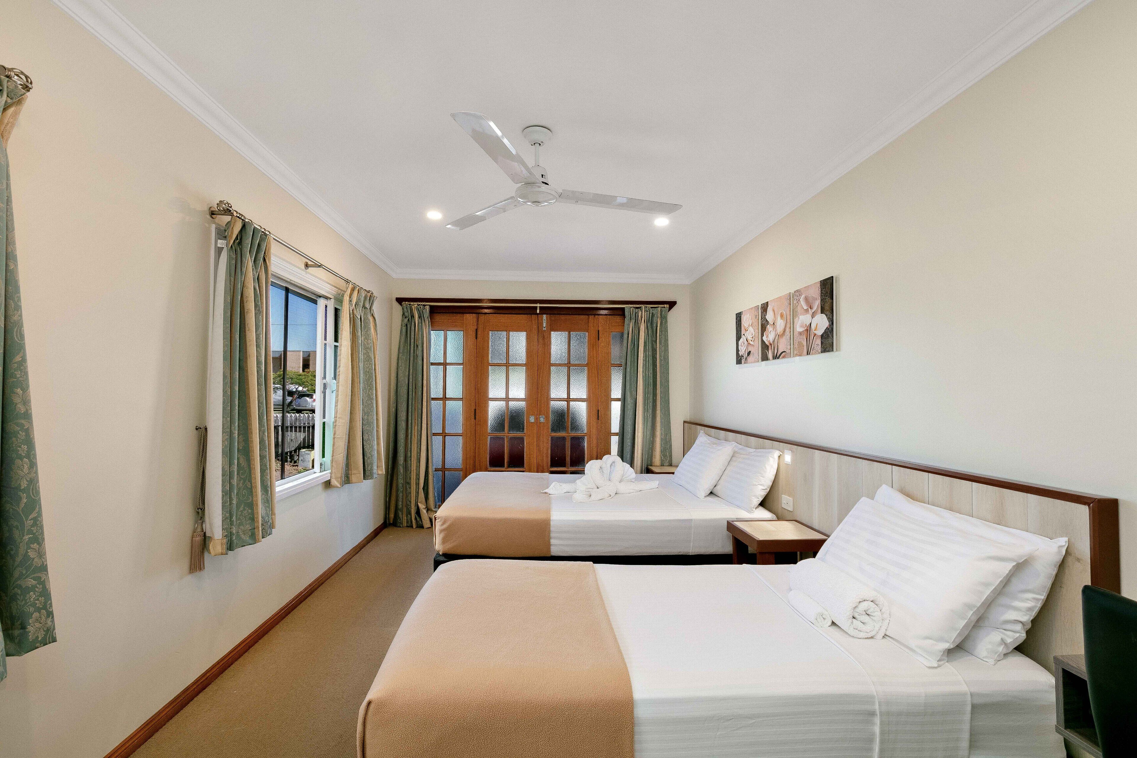 Cairns central  walking Distance \"Town House\" — image 12