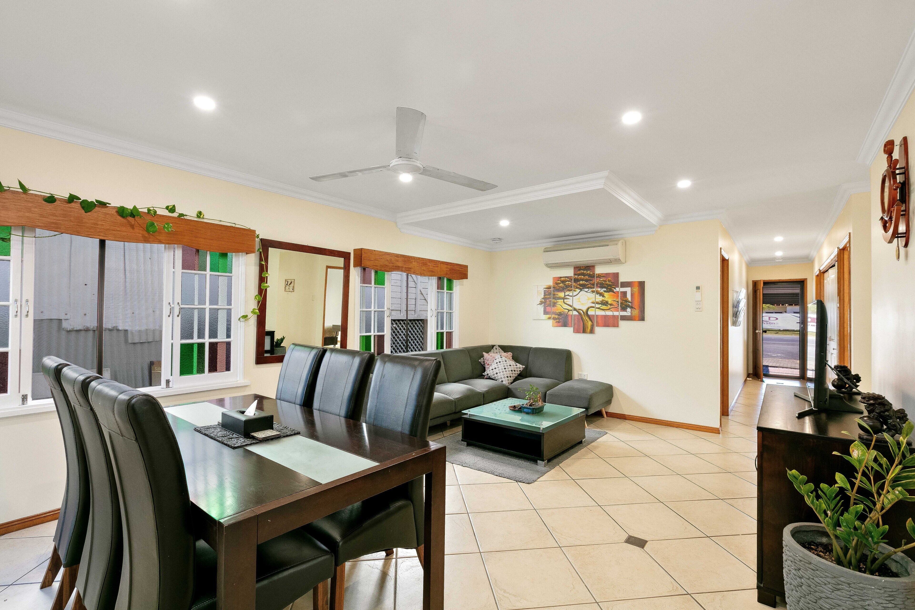 Cairns central  walking Distance \"Town House\" — image 6