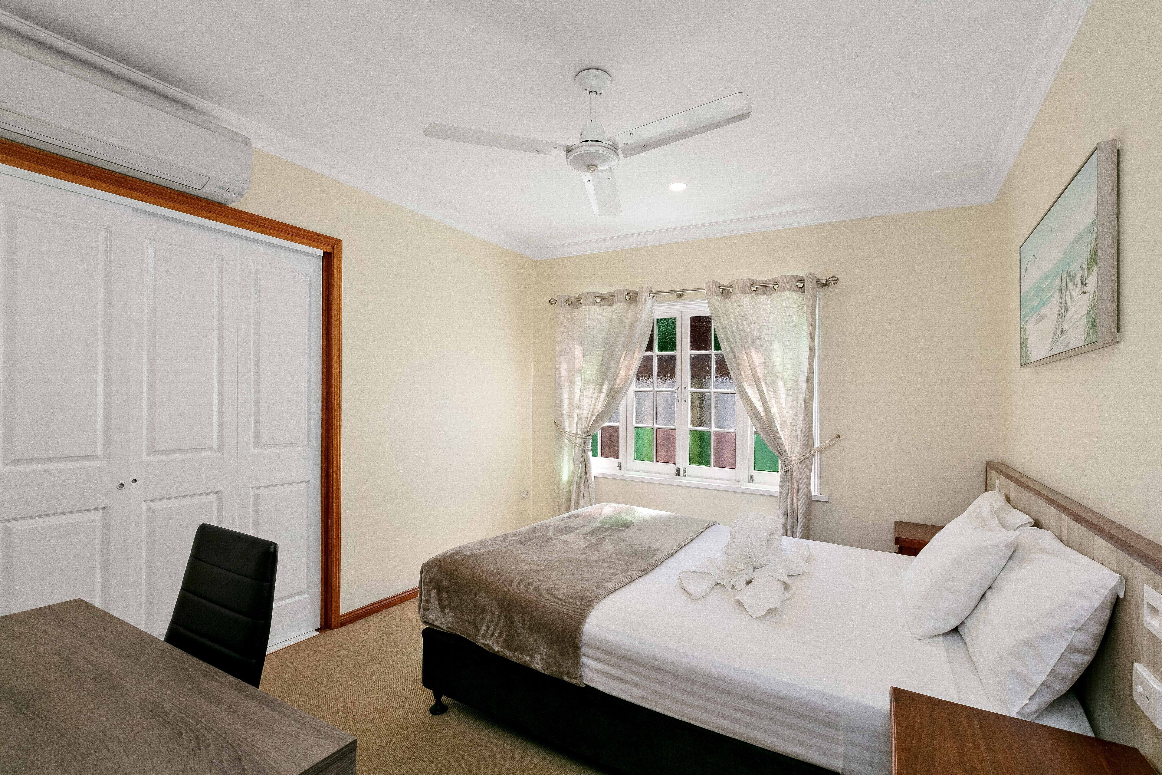 Cairns central  walking Distance \"Town House\" — image 14