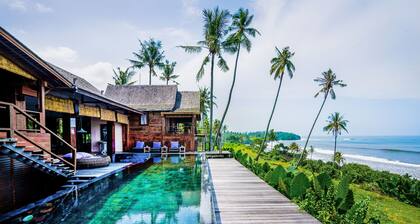 Deluxe Beachfront Villa, Overlooking Balian Surf Break. Amazing Pool