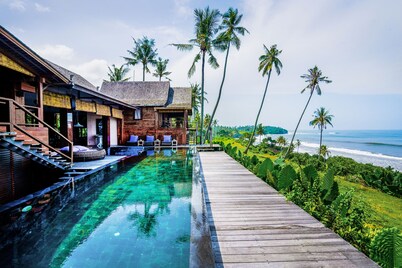 Deluxe Beachfront Villa, Overlooking Balian Surf Break. Amazing Pool