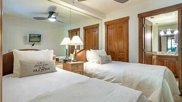 2 bedrooms, desk, iron/ironing board, WiFi