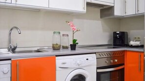 Een koelkast, een microgolfoven, een oven, een kookplaat