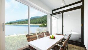 풀 빌라 타입 #2 (기준 2명 초과시 인원 추가비는 현장 결제 및 예약 후 상담 전화 요망) | 객실 내 식사 공간