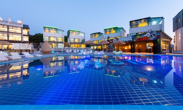 4 piscines couvertes, 4 piscines extérieures