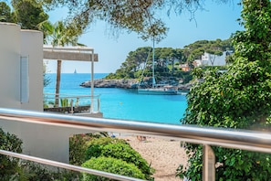 Property grounds - B23. Beachfront apartment with pool, AC, wifi (Cala d'Or)