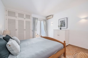 2 bedrooms, in-room safe, iron/ironing board, WiFi - B23. Beachfront apartment with pool, AC, wifi (Cala d'Or)