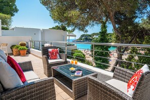 Terrace/patio - B23. Beachfront apartment with pool, AC, wifi (Cala d'Or)