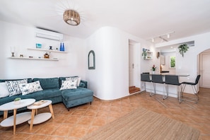 TV, DVD player - B23. Beachfront apartment with pool, AC, wifi (Cala d'Or)