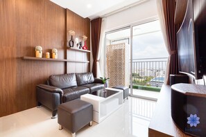 Smart TV - Modern and Luxury 2Brs Apt w/ Free Gym & Pool, 2km from TSN airport (Ho Chi Minh)