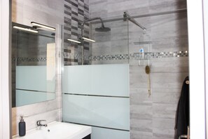 Een haardroger, handdoeken, zeep, shampoo