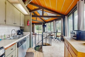 Fridge, microwave, oven, stovetop - Classic roundhouse Ski In/Out access w/panoramic view, retro fireplace & balcony (Sugar Mountain)