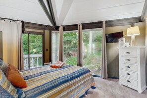 2 bedrooms, iron/ironing board, internet, bed sheets - Classic roundhouse Ski In/Out access w/panoramic view, retro fireplace & balcony (Sugar Mountain)