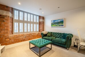 TV - Cocoa Suites 46 -  a family break that sleeps 2 guests  in 1 bedroom (York)