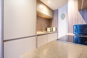 Kühlschrank, Mikrowelle, Ofen, Herdplatte
