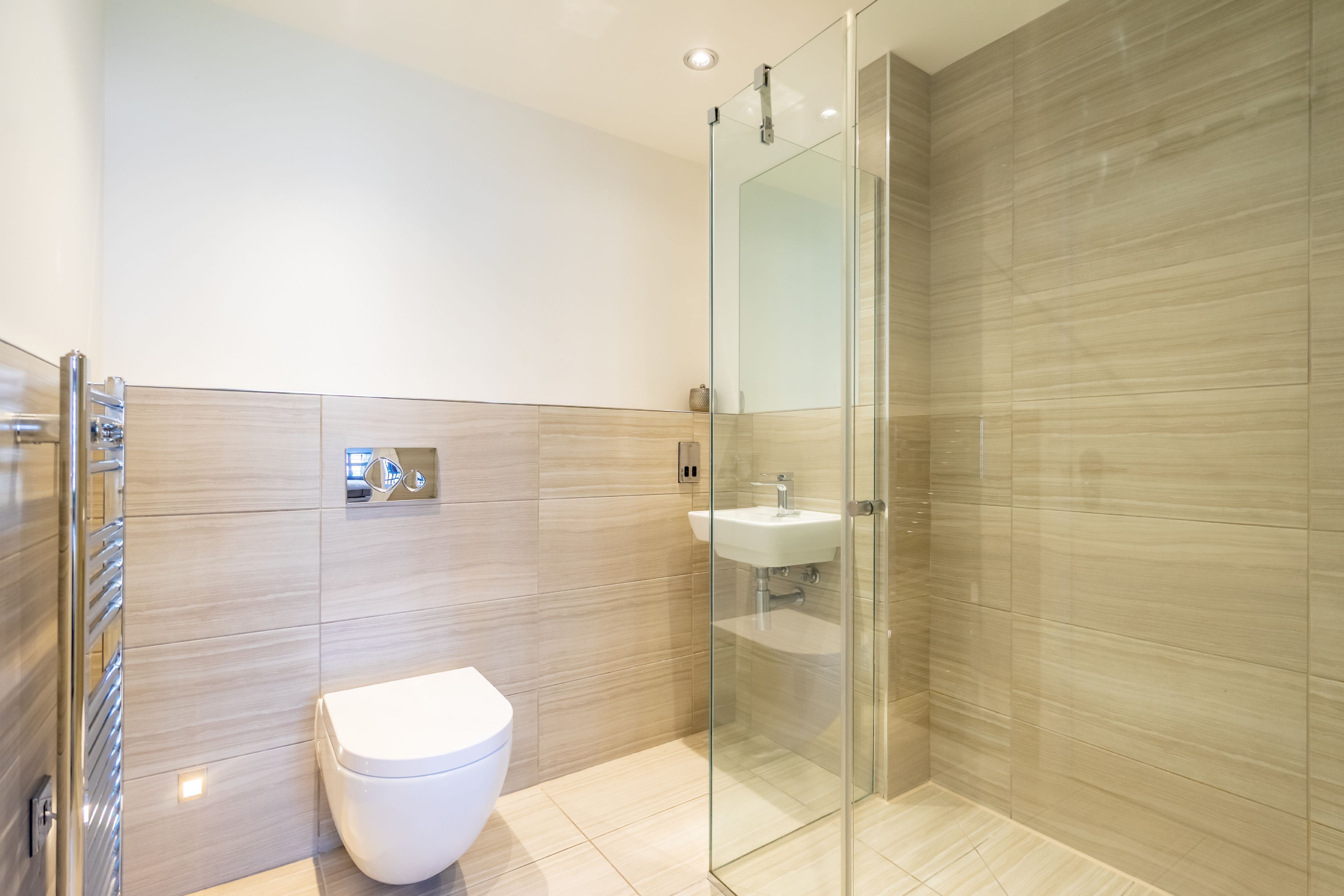 Een douche, een haardroger, handdoeken
