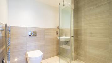 Een douche, een haardroger, handdoeken
