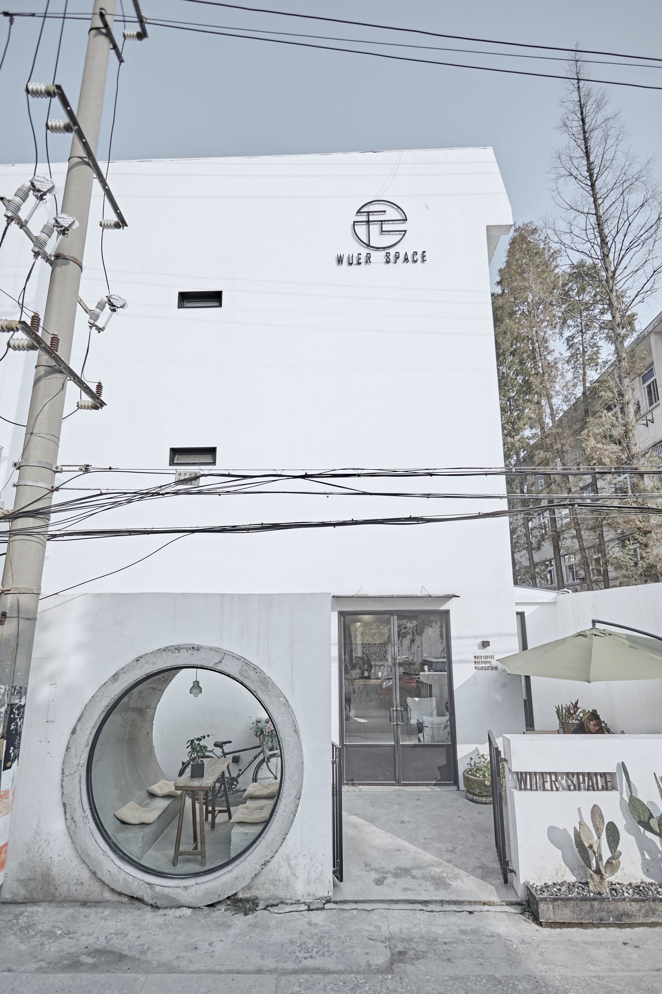 Un edificio moderno con un amplio ventanal circular, diseño minimalista y un letrero que dice "WATER SPACE".
