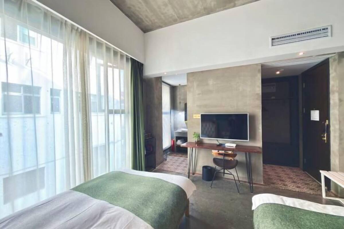 Yksilöllisesti sisustettu, yksilöllisesti kalustettu, työpöytä