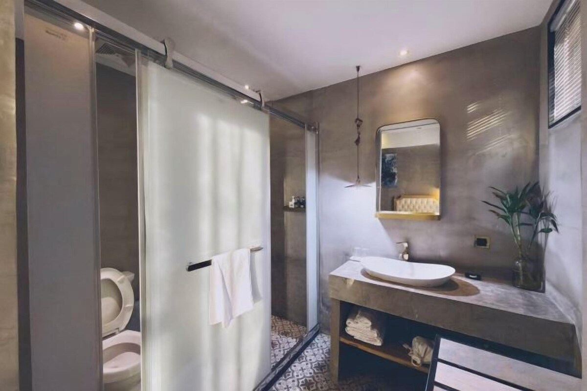 Bathroom | Free toiletries, hair dryer, slippers, towels
