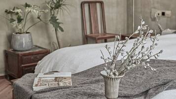 Suite – premium (XIANG) | Individuelt dekorert, individuelt innredet og skrivebord