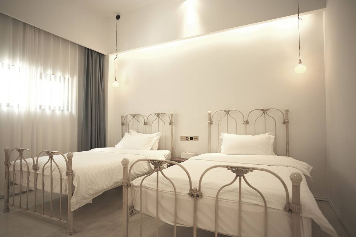 Design Twin Room (BAI) | Desk, blackout drapes, soundproofing, WiFi (free)