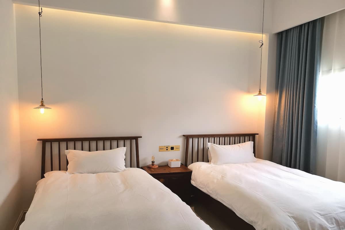 Design Twin Room (KONG) | Desk, blackout drapes, soundproofing, WiFi (free)