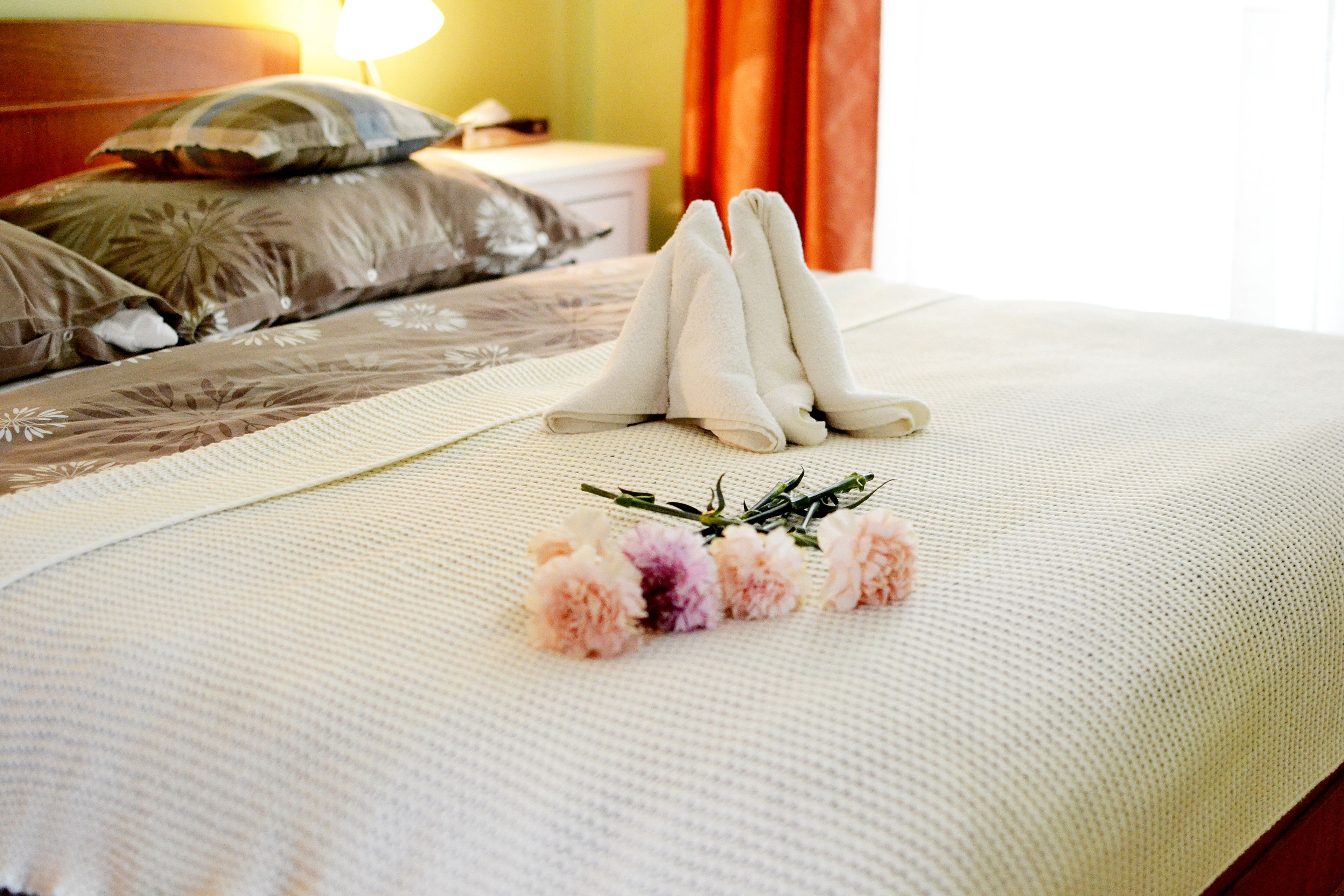 ファミリー スタジオ | デスク、ベビーベッド (無料)、WiFi (無料)、ベッドシーツ