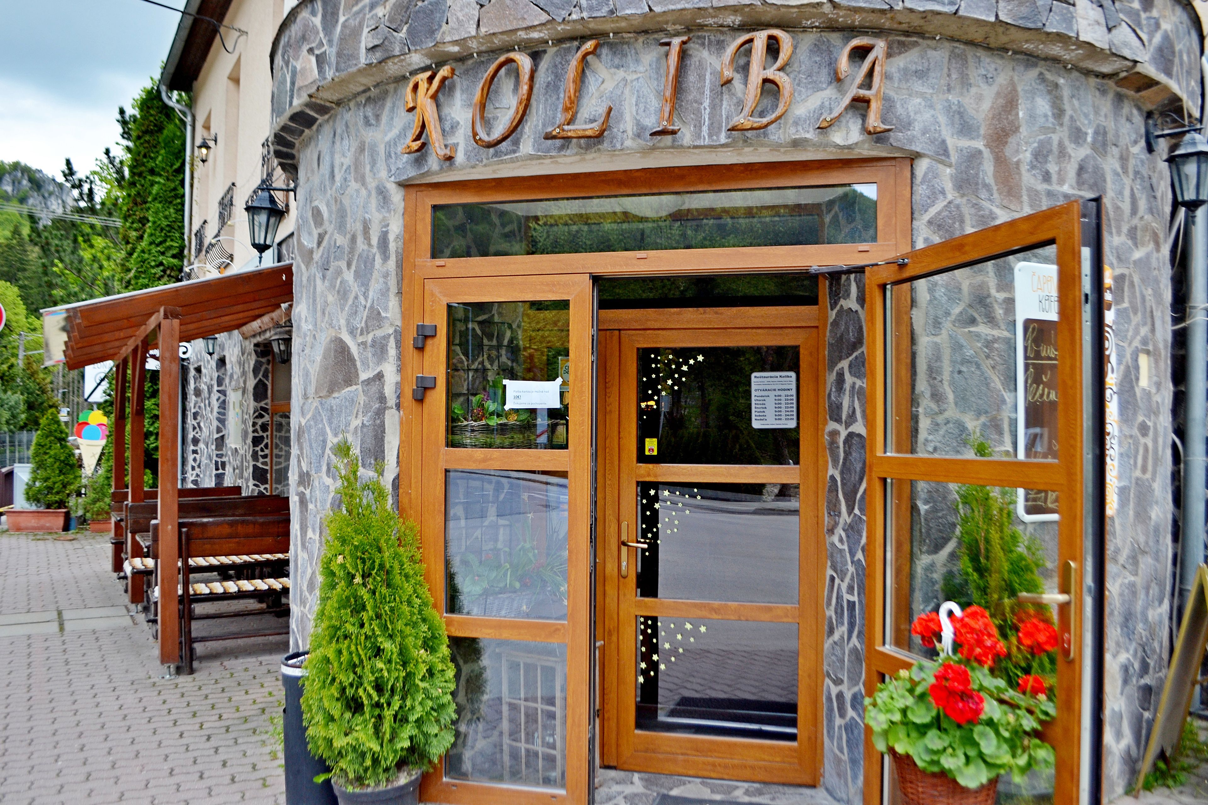 朝食 (コンチネンタル ブレックファスト)、毎日提供 (無料)