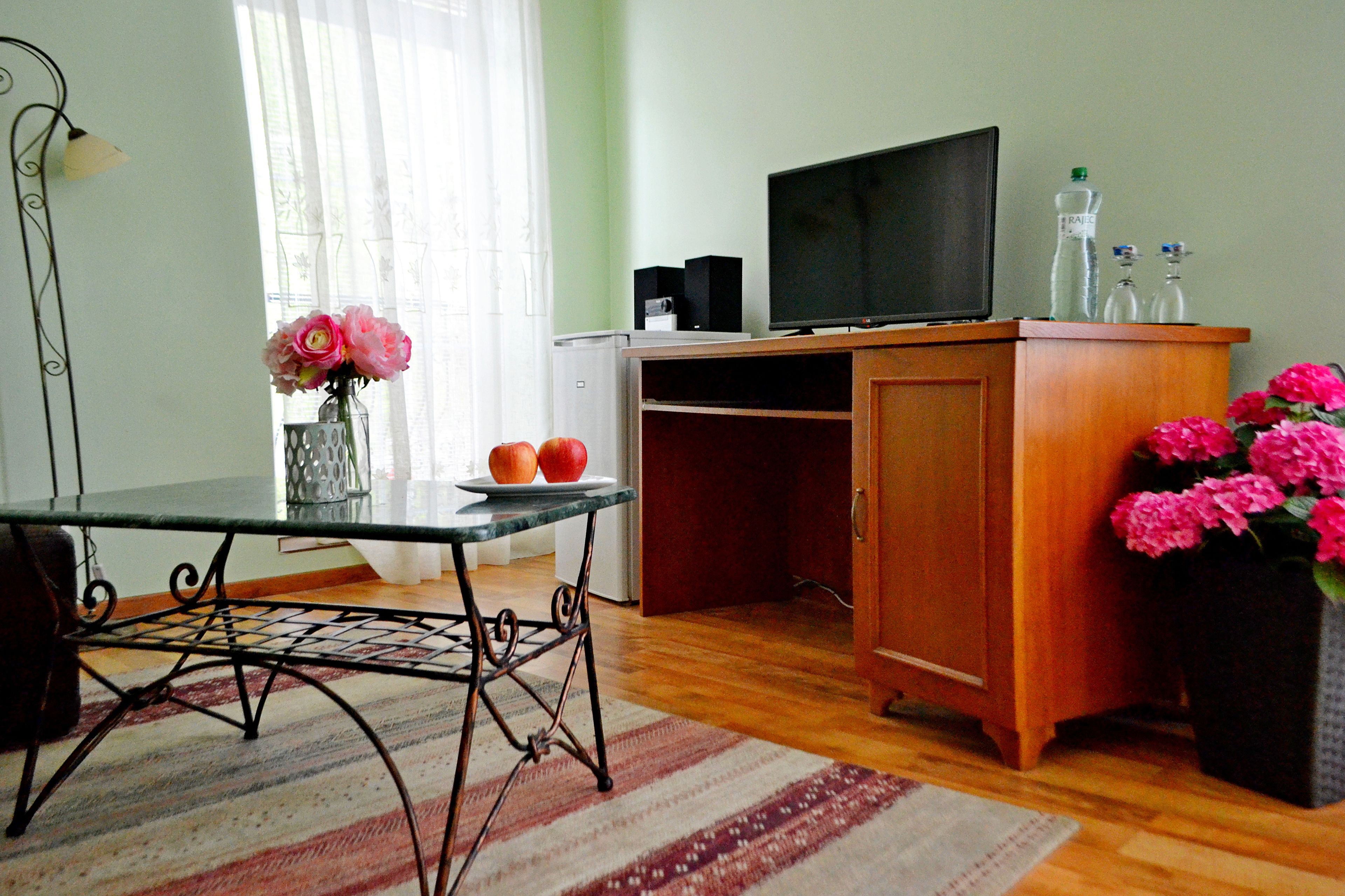 Familie studio | Een bureau, gratis babybedden, gratis wifi, beddengoed